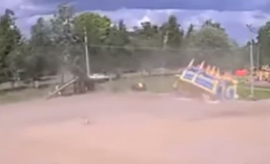 بالفيديو- الامارات : رياح قوية تقلب "نطيطة" في داخلها أطفال