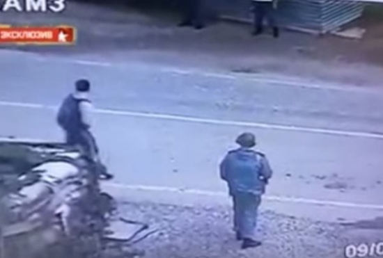 شاهد.. لحظة تفجير رجل لنفسه في الشيشان