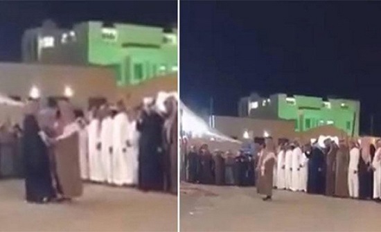 السعودية : شاهد لحظة وفاة أحد منسوبي الحرس الملكي أثناء تقديمه معونة الزواج لزميله السعودية : شاهد لحظة وفاة أحد منسوبي الحرس الملكي أثناء تقديمه معونة الزواج لزميله