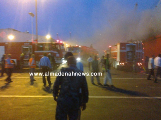 احتراق باخرة أخشاب في العقبة ( صور )