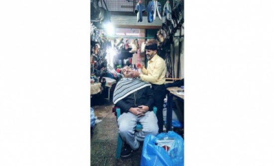 بالصور ...  إربد: حلاق يخرج عن تقاليد المهنة ويذهب للزبون أينما وجد