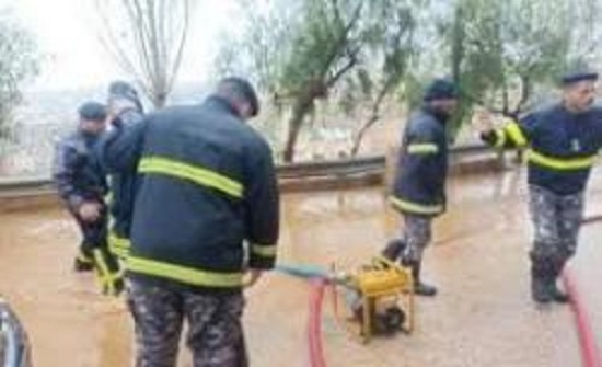 دفاع مدني عجلون يتعامل مع شفط مياه من بناية في عبين دفاع مدني عجلون يتعامل مع شفط مياه من بناية في عبين