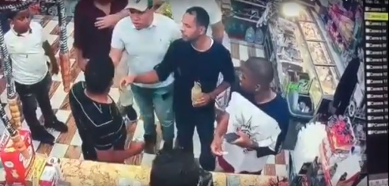 بالفيديو.. شاب يمني يلقن أمريكيا «علقة ساخنة» داخل محل بالفيديو.. شاب يمني يلقن أمريكيا «علقة ساخنة» داخل محل