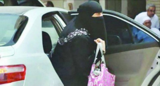 معلمة في عسير تقرر مكافئة سائقها بعمرة وحج معلمة في عسير تقرر مكافئة سائقها بعمرة وحج