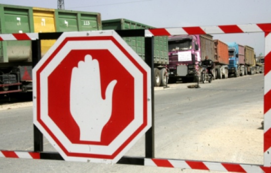 اللجنة الشعبية لمواجهة الحصار: إسرائيل تحتجز ألف شاحنة محملة بالبضائع وتمنع دخولها إلى غزة