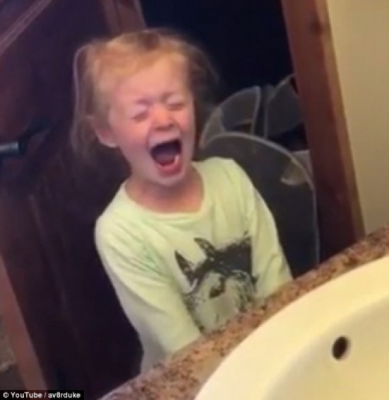 شاهد.. طفلة تصاب بنوبة غضب بسبب شعرها «المنكوش»