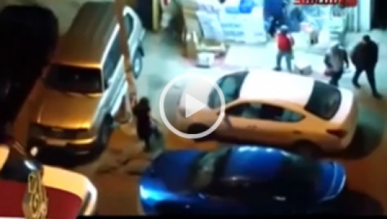 بالفيديو.. كويتية مخمورة تحاول اختطاف هندي