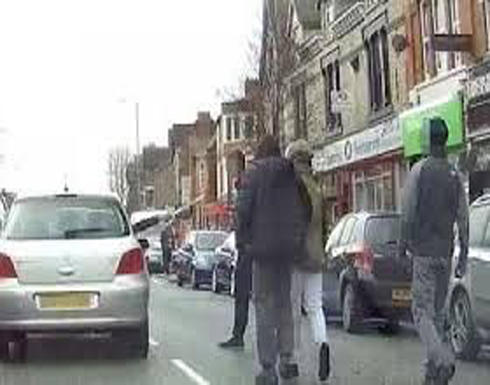 بالفيديو: حاولوا اقتحام سيارة في وضح النهار فهاجمهم سائقها بـ"ساطور"