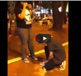 شاهد.. شاب يضع فتاة في موقف محرج