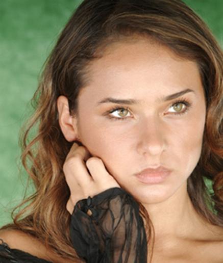 الممثلة المصرية نيللي كريم تتعرض للخيانه الزوجية 
