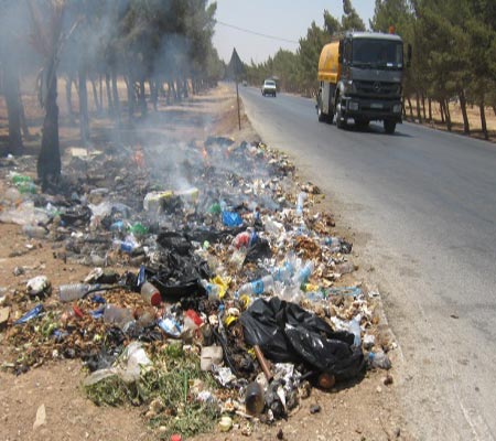 أهالي بلدة الهاشمية يحرقون النفايات امام بلديتهم احتجاجا على تدني مستوى النظافة أهالي بلدة الهاشمية يحرقون النفايات امام بلديتهم احتجاجا على تدني مستوى النظافة