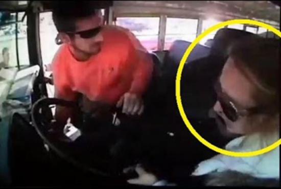 شاهد.. امرأة شجاعة تنقذ حافلة من حادثة بعد أن فقد سائقها الوعي