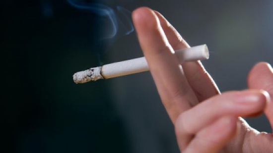 الجلوس داخل سيارة مدخن لساعة واحدة مضر بالصحة الجلوس داخل سيارة مدخن لساعة واحدة مضر بالصحة