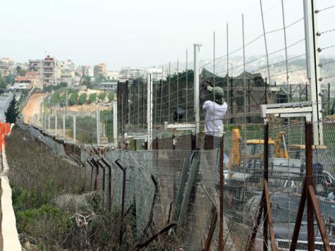 لبنان يزيل صاروخا مصوبا نحو إسرائيل لبنان يزيل صاروخا مصوبا نحو إسرائيل