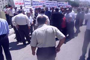 مرة أخرى ... العاملون في الأنروا يعتصمون احتجاجا على تقليص الخدمات مرة أخرى ... العاملون في الأنروا يعتصمون احتجاجا على تقليص الخدمات