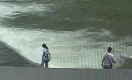 3بالفيديو: أطباء يقفزون في نهر لإنقاذ فتاة من الغرق