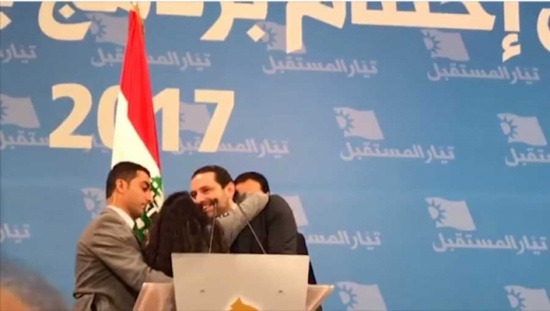 على طريقة تامر حسني… معجبة تركض نحو سعد الحريري وتعانقه!