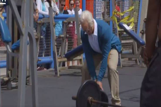 فيديو|سخـر الجميع منه ... فحدثت مفاجأة مدوية اذهلت جميع المتواجدين ..!!