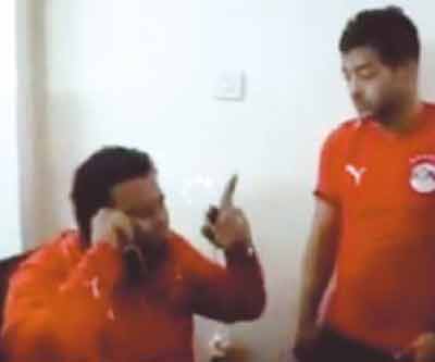 فضيحة من العيار الثقيل.. بالفيديو: محمد فؤاد لم يكن محاصرا في السودان وكان يدخن الشيشة في مطعم ! فضيحة من العيار الثقيل.. بالفيديو: محمد فؤاد لم يكن محاصرا في السودان وكان يدخن الشيشة في مطعم !