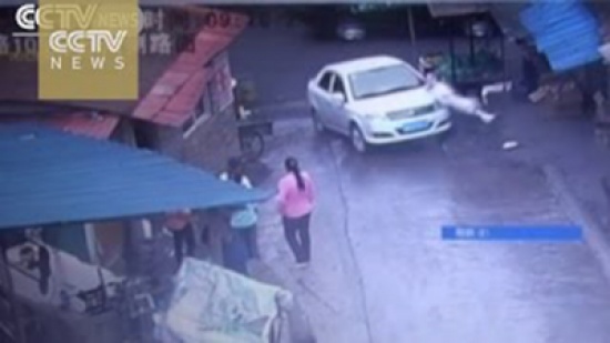 شاهد.. امرأة تنجو من الموت !