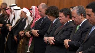 الملك يشارك جموع المصلين تأدية صلاة عيد الاضحى