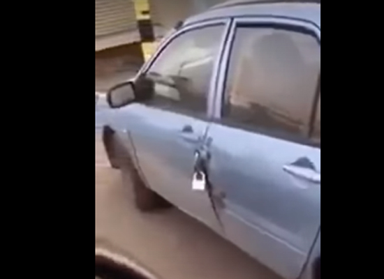 فيديو| عربي يغلق سيارته بالأقفال خوفاً من ..!!