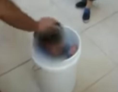 بالفيديو.. لقطات مروعة لأب يعاقب ابنته بوضعها في «جردل» بالفيديو.. لقطات مروعة لأب يعاقب ابنته بوضعها في «جردل»