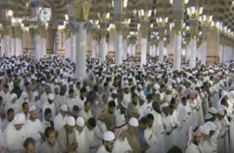 شاهد: بكاء مؤثر لإمام المسجد النبوي