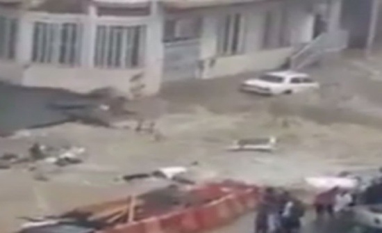 أمطار غزيرة وسيول عارمة تغرق المركبات بـ«الطائف»