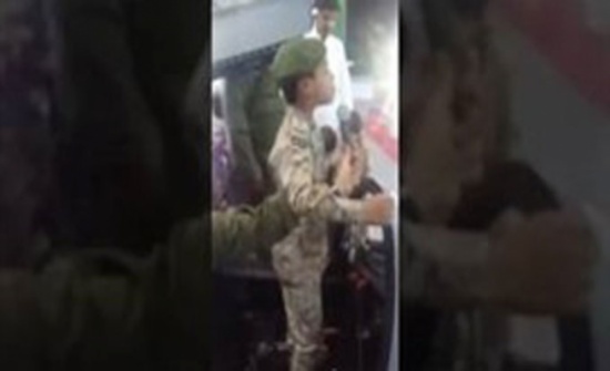 بالفيديو.. لحظة سقوط طفل مغشيا عليه أثناء إلقائه قصيدة بالفيديو.. لحظة سقوط طفل مغشيا عليه أثناء إلقائه قصيدة