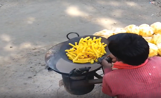 بالفيديو: رجل يسوي البطاطس في ثوان باستخدام الرمال