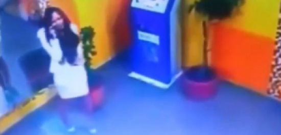 شاهد.. فتاة تتعرض لموقف محرج أثناء تحدثها في الهاتف