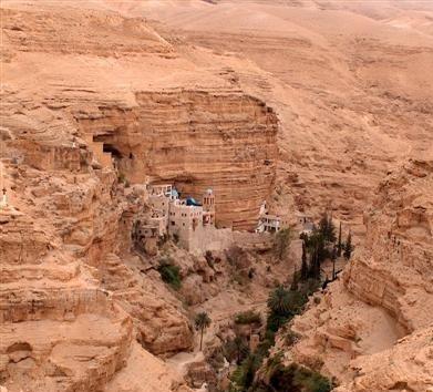 14 عاما وهو يشق جبلا بالازميل لأجل سيارته