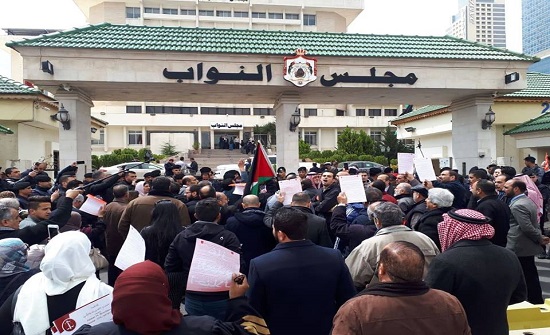 بالصور : اعتصام ضد اتفاقية الغاز بالتزامن مع جلسة النواب