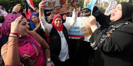 شاهد وفاة سيدة أثناء رقصها تأييداً للسيسي " فيديو " شاهد وفاة سيدة أثناء رقصها تأييداً للسيسي " فيديو "