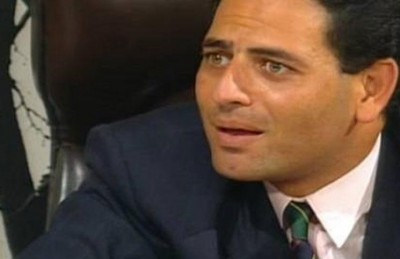 شقيق ممدوح عبد العليم ينفعل على المتواجدين بالعزاء ـ فيديو