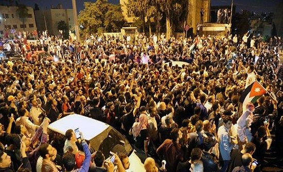 رغم إقالة الحكومة .. المئات على الدوار الرابع ( بث مباشر )