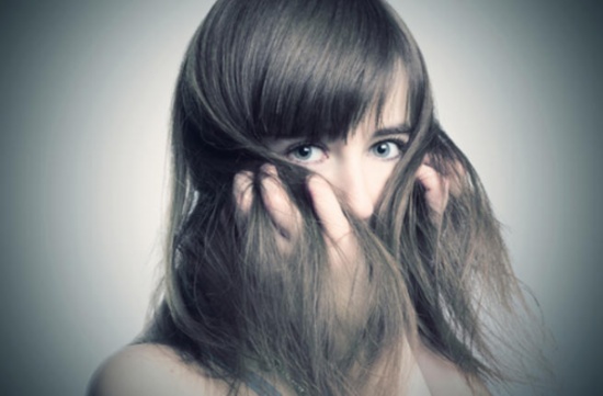 6 أسباب تعجل من ظهور الشعر الأبيض 6 أسباب تعجل من ظهور الشعر الأبيض