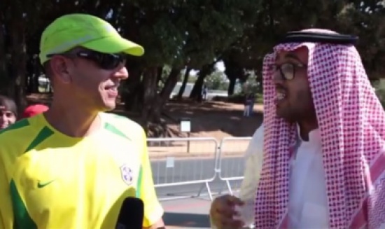 شاب بالزي السعودي يجري مقابلات مع الجماهير في البرازيل
