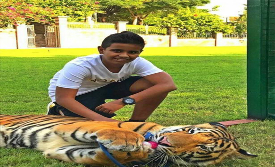 فيديو- ابن ملياردير إماراتي يستعرض حياته الباذخة.. عمره 15 وسيارته بـ260 ألف دولار!