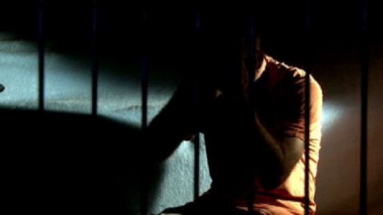 مصري يجرد سيدة من ملابسها بسبب خلافها مع زوجته