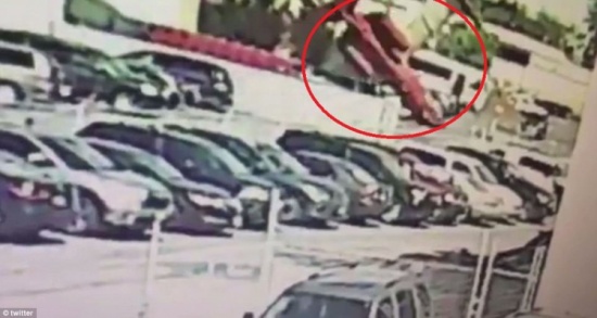 شاهد: لحظة سقوط طائرة وتحولها إلى كرة نار ضخمة