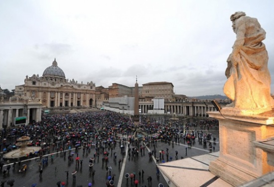 صعود دخان ابيض من الفاتيكان ايذانا بالاتفاق على اسم البابا الجديد