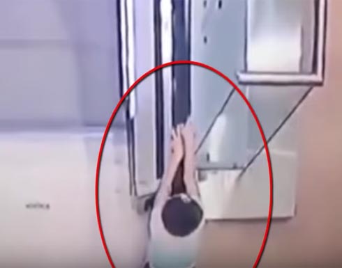 شاهد.. طفلة تسقط من الطابق الثالث بسبب هاتف خالتها شاهد.. طفلة تسقط من الطابق الثالث بسبب هاتف خالتها