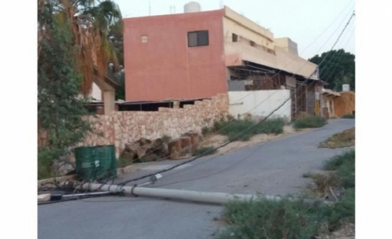 بالصور : سقوط 4 أعمدة في الشونة الجنوبية وانقطاع التيار الكهربائي بالصور : سقوط 4 أعمدة في الشونة الجنوبية وانقطاع التيار الكهربائي