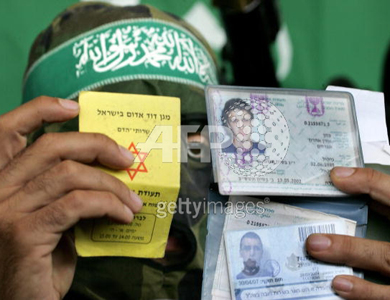 القسام تعرض هويات شخصية وعسكرية لأربعة جنود إسرائيليين قتلتهم في غزة القسام تعرض هويات شخصية وعسكرية لأربعة جنود إسرائيليين قتلتهم في غزة