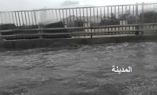 بالفيديو والصور : أزمة خانقة جراء اغلاق جسر البقعة بسبب الامطار بالفيديو والصور : أزمة خانقة جراء اغلاق جسر البقعة بسبب الامطار