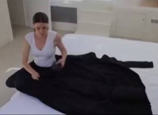 بالفيديو: أول معطف بديل لحقائب السفر.. لن تصدّق كم يتسع!