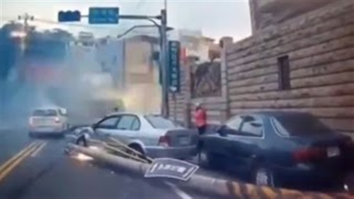 شاهد.. لحظة سقوط عمود كهرباء وسط السيارات