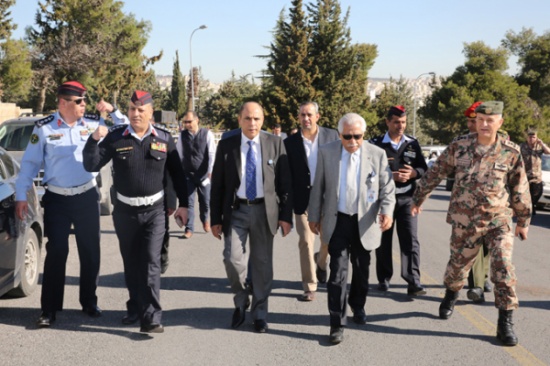 الأمانة ودائرة السير تباشران وضع الحلول المرورية على مداخل مدينة الحسين الطبية